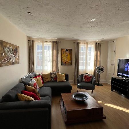 Stay In Yeovil Town Centre, Large 2 Bd Apt With Parking, Sleeps 4 외부 사진