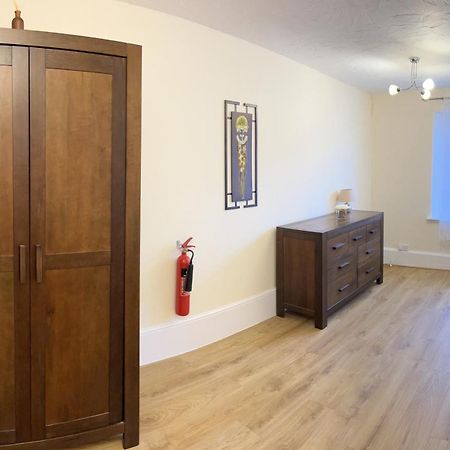Stay In Yeovil Town Centre, Large 2 Bd Apt With Parking, Sleeps 4 외부 사진