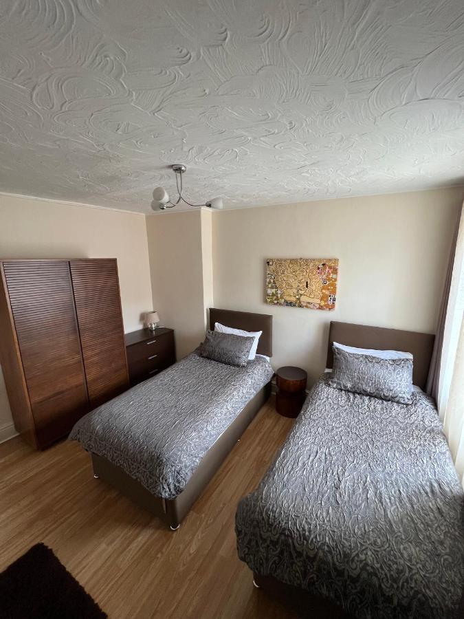 Stay In Yeovil Town Centre, Large 2 Bd Apt With Parking, Sleeps 4 외부 사진