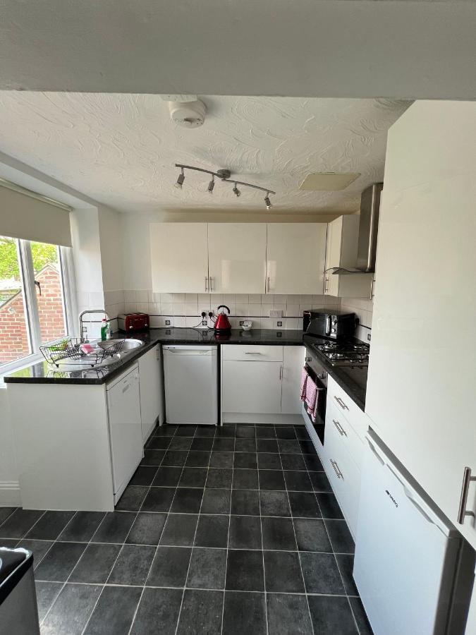 Stay In Yeovil Town Centre, Large 2 Bd Apt With Parking, Sleeps 4 외부 사진