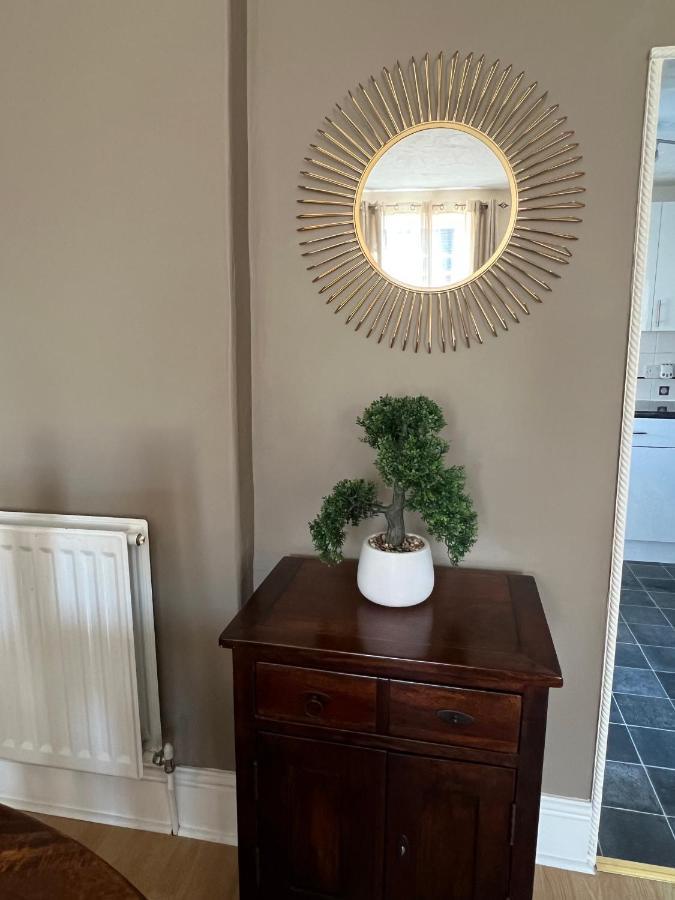 Stay In Yeovil Town Centre, Large 2 Bd Apt With Parking, Sleeps 4 외부 사진