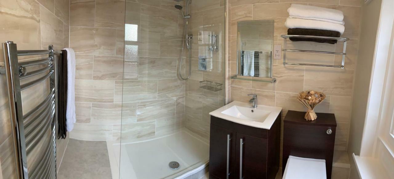 Stay In Yeovil Town Centre, Large 2 Bd Apt With Parking, Sleeps 4 외부 사진