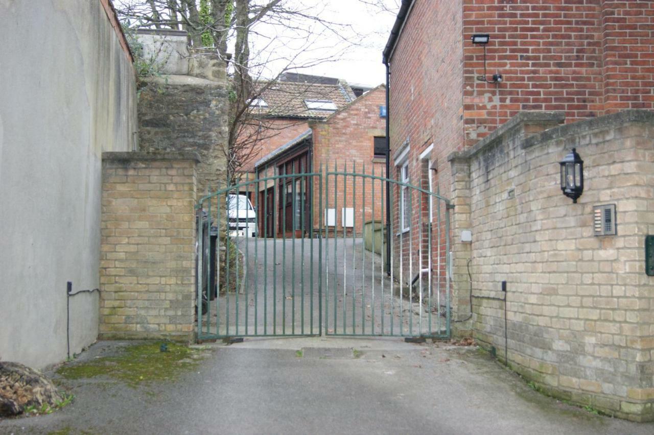 Stay In Yeovil Town Centre, Large 2 Bd Apt With Parking, Sleeps 4 외부 사진
